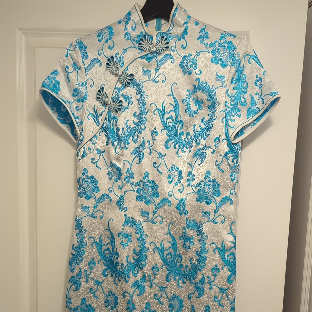 Qipao blue and white feather and flower pattern with collar ties
